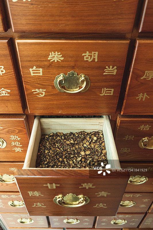 中国中医药服务拍摄主题，中医医院药店药房黄色的古典风格木制药柜，室内无人图像摄影图片素材