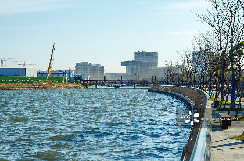 上海滴水湖的岸边建设风光图片素材