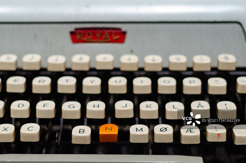 老式打字机的字母键盘图片素材