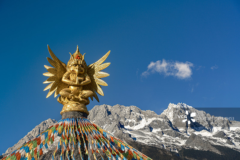 丽江玉龙雪山旁的大鹏神鸟神像图片素材