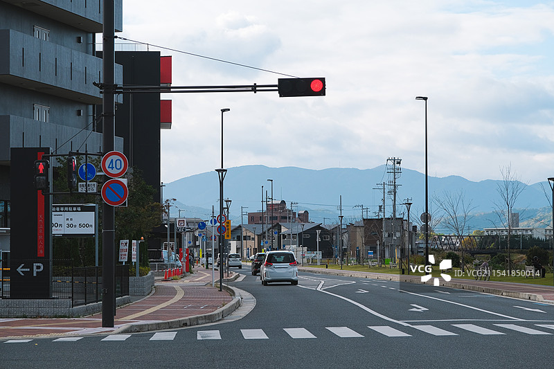 日本京都府龟冈市城市街道交通与高山图片素材
