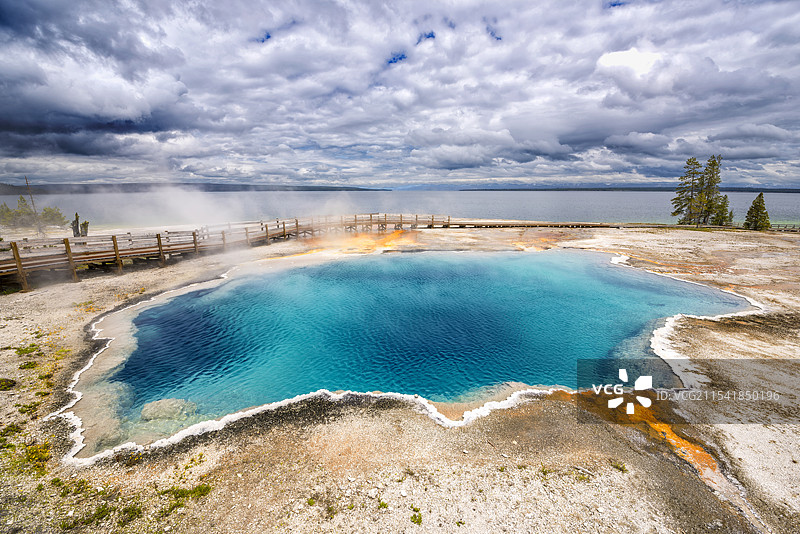 美国黄石公园西拇指间歇泉图片素材