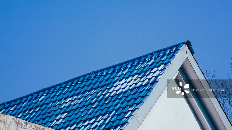 蓝天下的蓝色屋顶图片素材