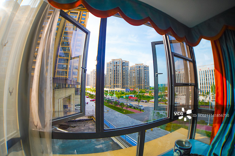 窗外的都市风景图片素材