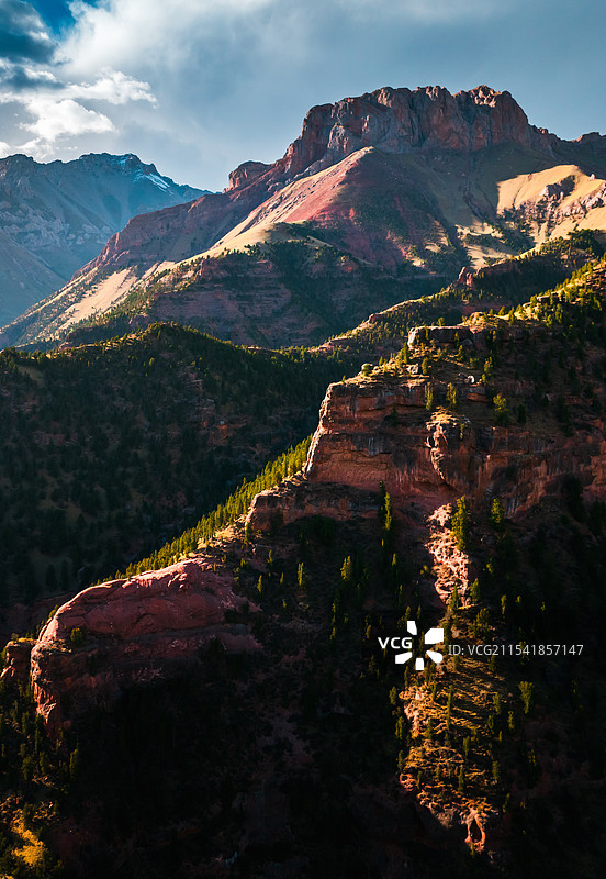 青海杂多县昂赛大峡谷巴艾涌丹霞航拍风光图片素材