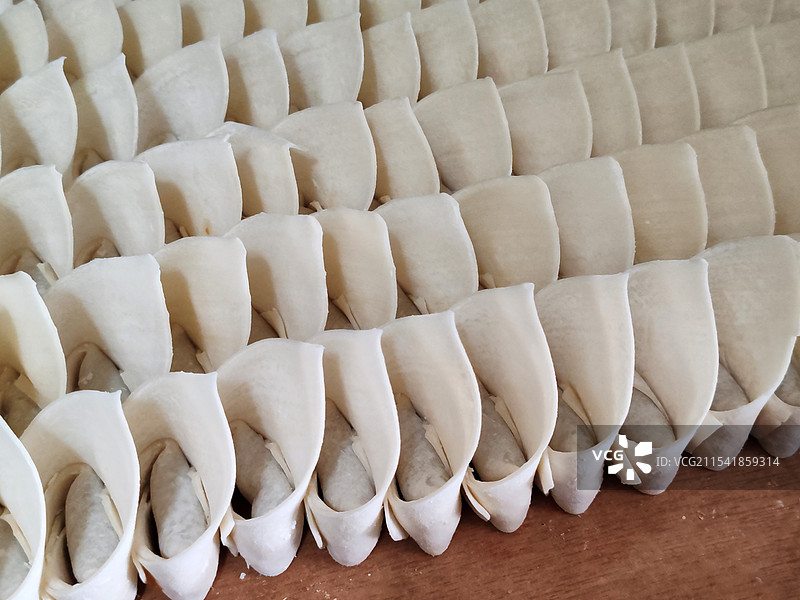 桌子上摆放整齐的馄饨图片素材