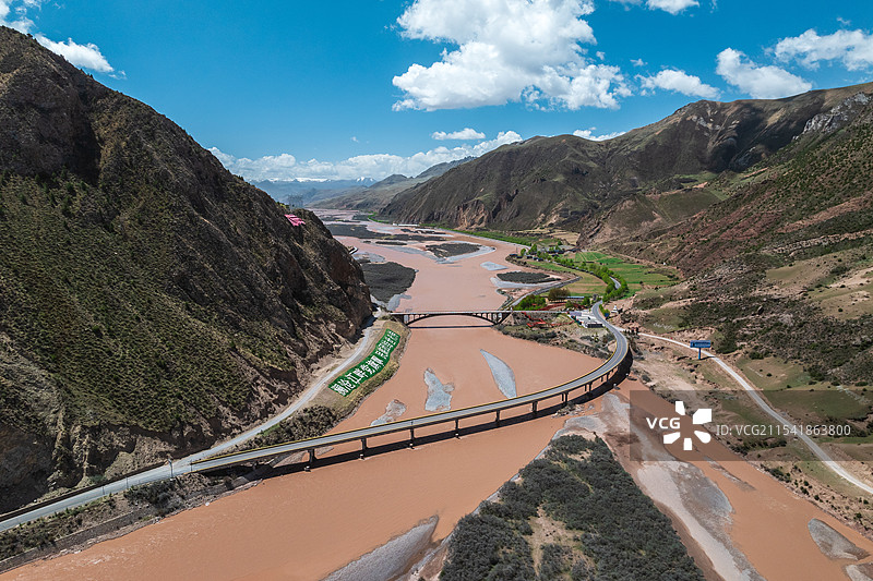 青海玉树囊谦县扎曲G214公路航拍自然风光图片素材