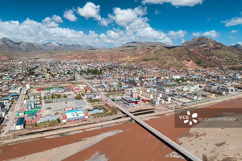 青海玉树囊谦县城市扎曲航拍风光图片素材