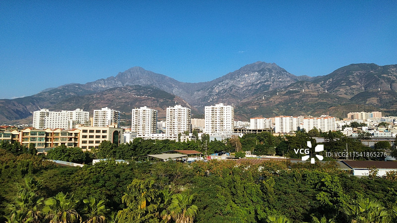 山下的城镇图片素材