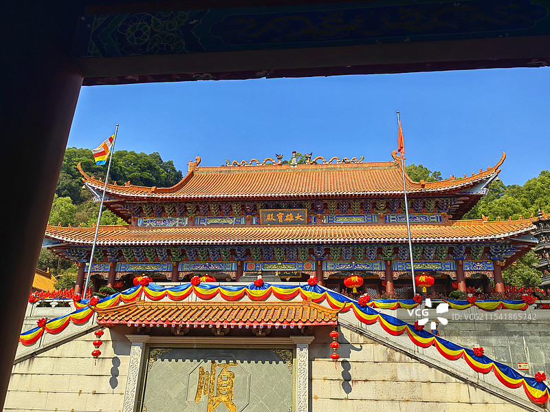 深圳弘源寺弘源寺，始建于清嘉庆。石岩湖畔，依山傍水。拾阶而上，依次“皆大欢喜”殿、天王殿、大雄宝殿图片素材