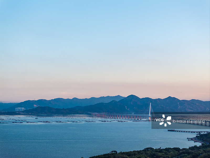 航拍视角下深圳湾大桥日落风光图片素材