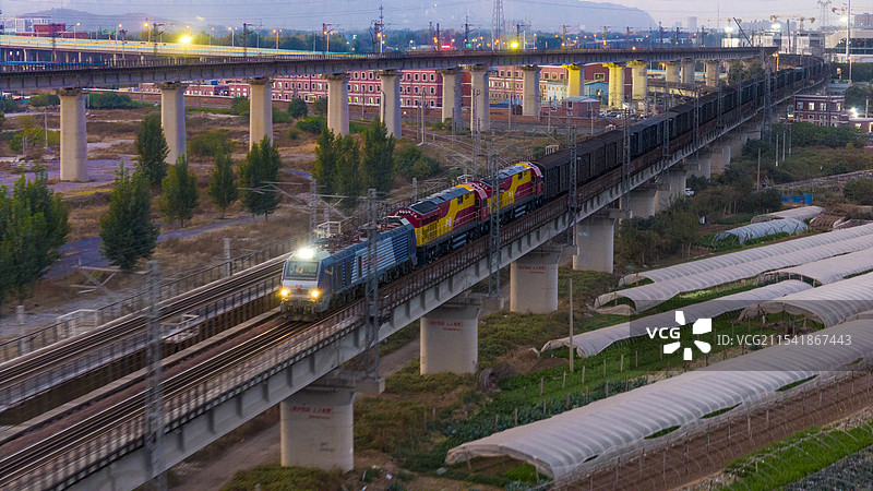 HXD2B电力机车牵引两台回送的HXN5B内燃机车图片素材