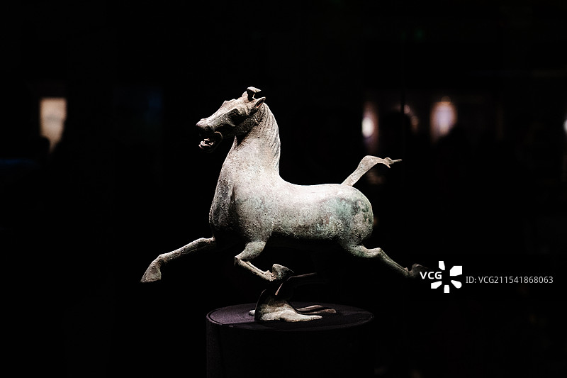 甘肃博物馆文物东汉铜奔马（马踏飞燕）图片素材