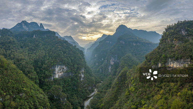航拍襄阳保康九路寨风景区大山森林旅游景点自然风光图片素材