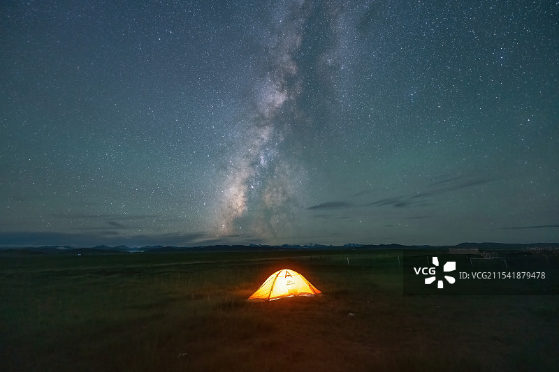 西藏阿里帕羊镇星空下的广袤草原和宁静银河图片素材