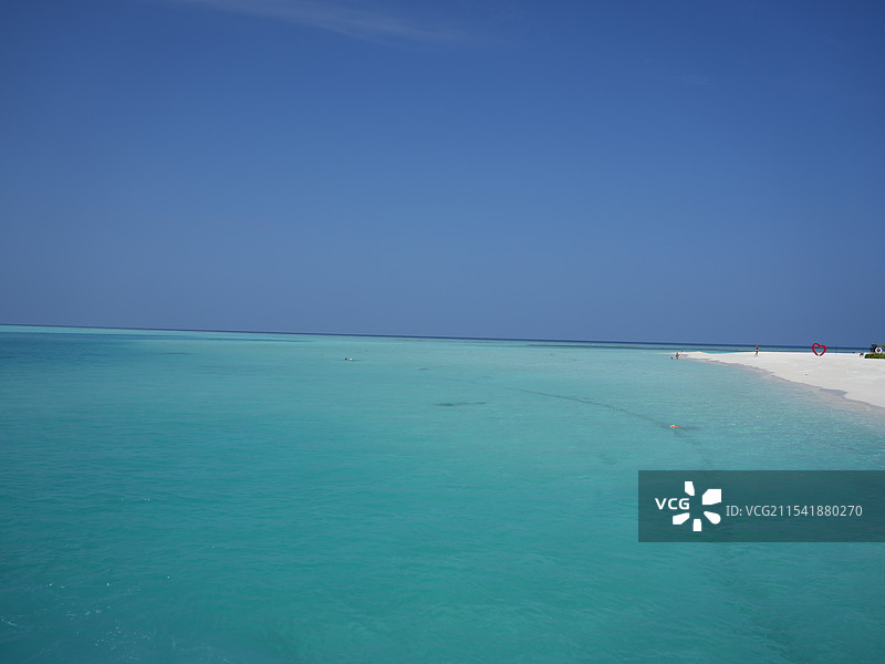 马尔代夫薇拉瓦鲁AngsanaVelavaru度假岛，碧空映衬下的白色海滩沙滩潟湖泻湖风景图片素材
