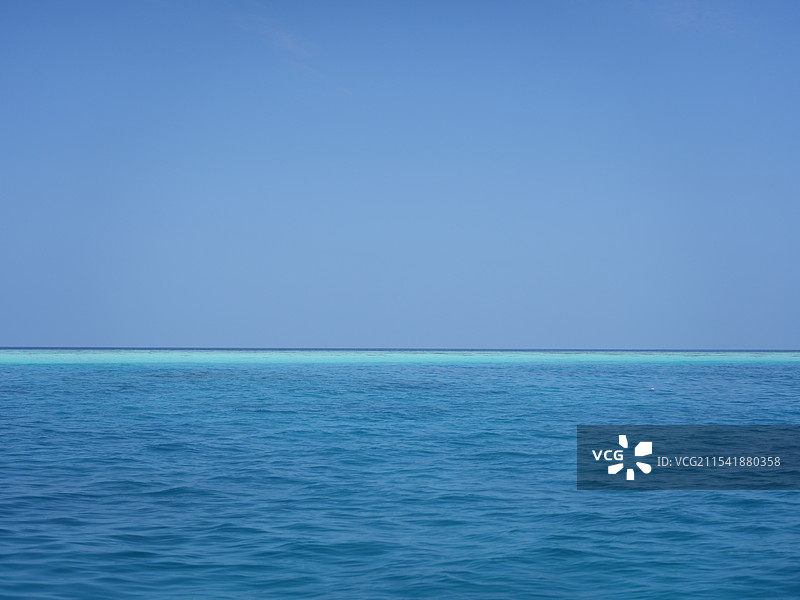 干净明亮的海边风光，远处珊瑚礁泻湖天际线反射倒影背景图图片素材