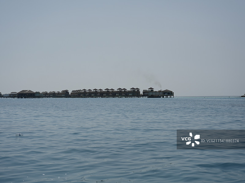 马尔代夫薇拉瓦鲁AngsanaVelavaru度假岛水屋，近处海面漂浮着塑料瓶图片素材