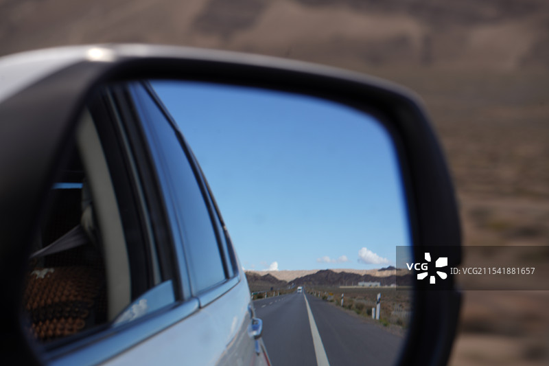 汽车后视镜中的进藏公路图片素材