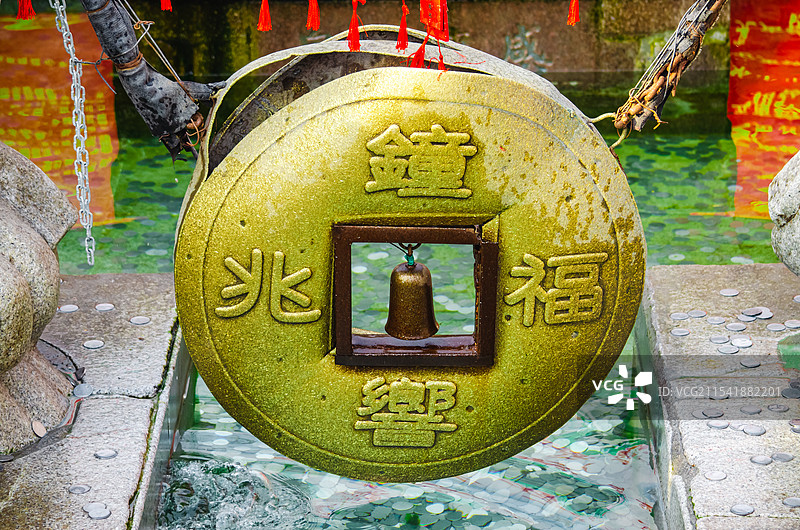 中国5A级旅游景区拍摄主题，山东省济南市大明湖公园园林，许愿池里的投币游戏活动，户外白昼无人图像摄影图片素材