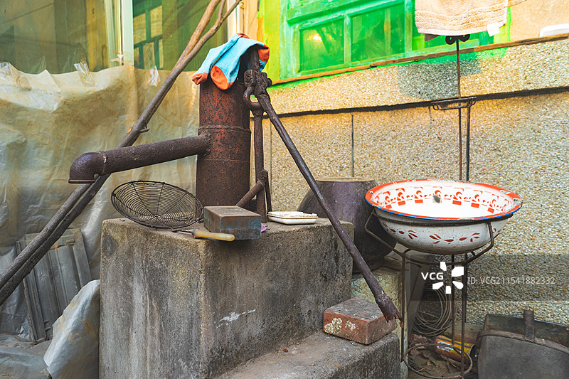 中国农村农民设备用品拍摄主题，传统铁质杠杆原理手动压水机农具，户外白昼无人图像摄影图片素材