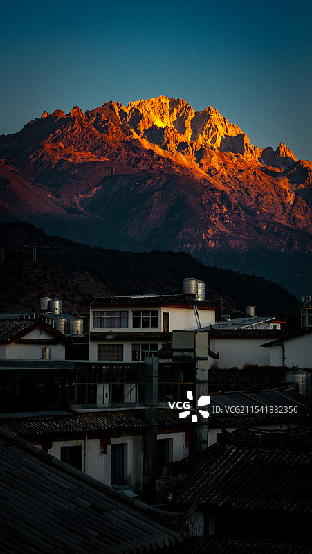 长焦拍摄的玉龙雪山的日照金山景象图片素材