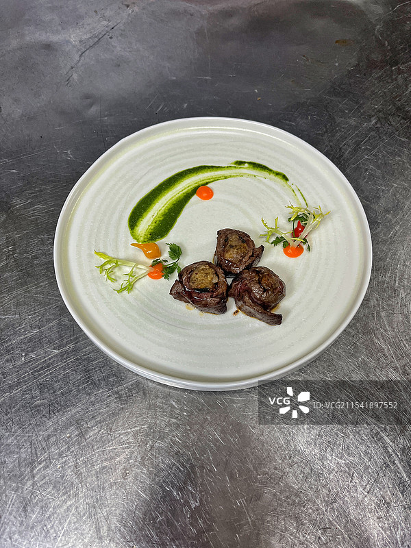 精致的颇具仪式感的西餐牛排摆盘图片素材