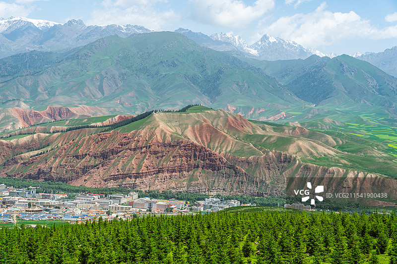 青海海北祁连县卓尔山丹霞地貌城市风光图片素材