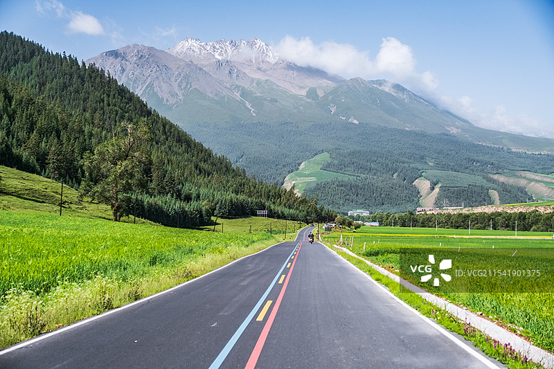 青海祁连县祁连山脉拉洞台村阿咪东索雪山公路田园风光图片素材