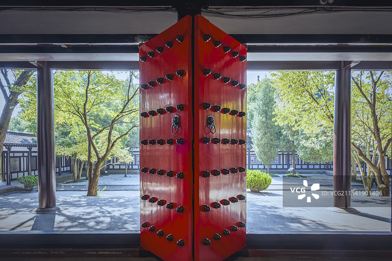 扬州大明寺室内看庭院图片素材