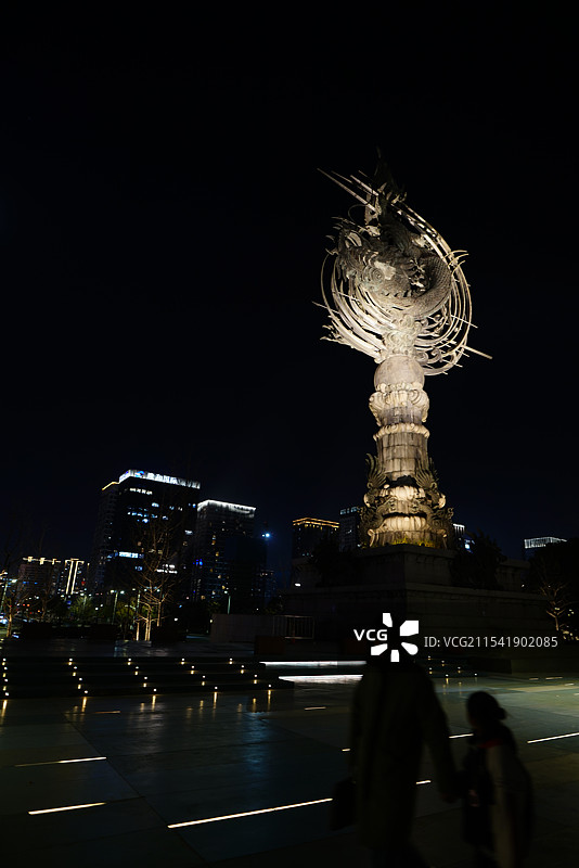 《龙守钱江·夜行人影》图片素材