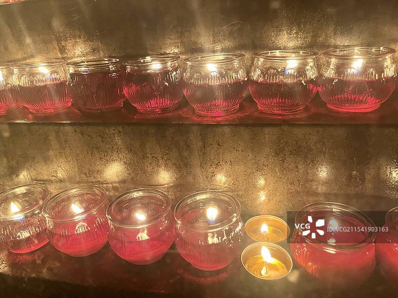 佛像前烛台上的琉璃盏摇曳着烛光图片素材