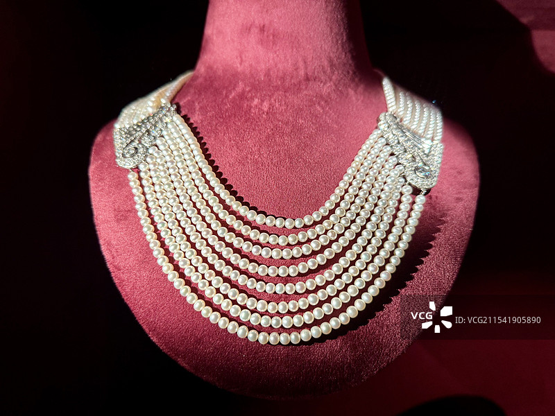 1930年代比利时王室利奥波德家族拥有的钻石珍珠项链图片素材
