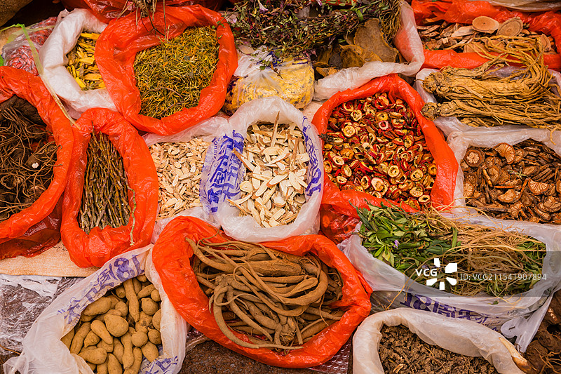 云南集市摆摊售卖的上的中草药、中药材图片素材