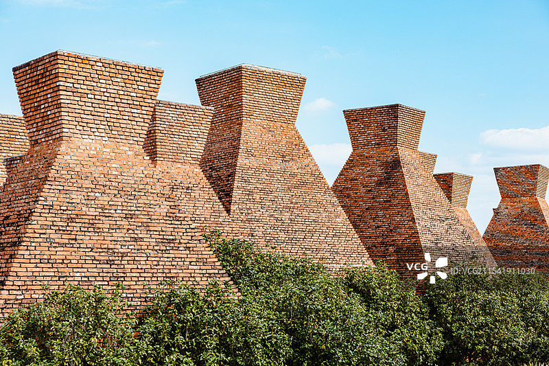 云南省红河州弥勒市 网红打卡地 东风韵景区的特色建筑群 红砖建筑图片素材
