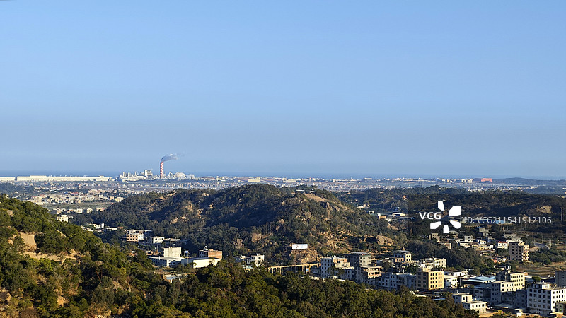 晴空下城镇建筑的高角度透视图片素材