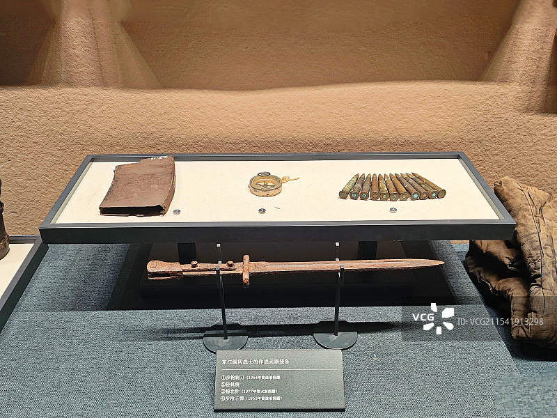 东江纵队战士的作战武器装备（步枪刺刀、轻机梭、指北针、步枪子弹）图片素材