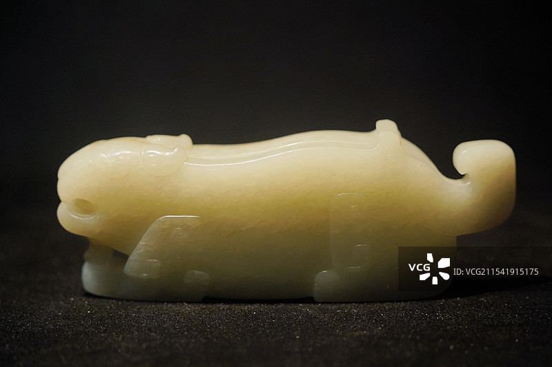 白玉卧虎镇明清古玉和田玉雕图片素材