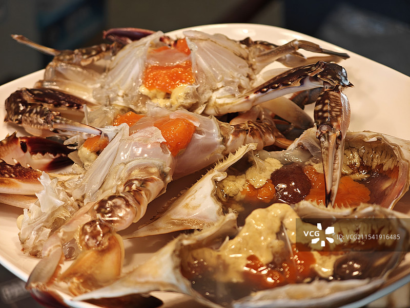 梭子蟹 肥美的梭子蟹切成块 生的蟹黄 母蟹的性腺 舟山渔场海产品 高嘌呤饮食 尿酸胆固醇升高图片素材