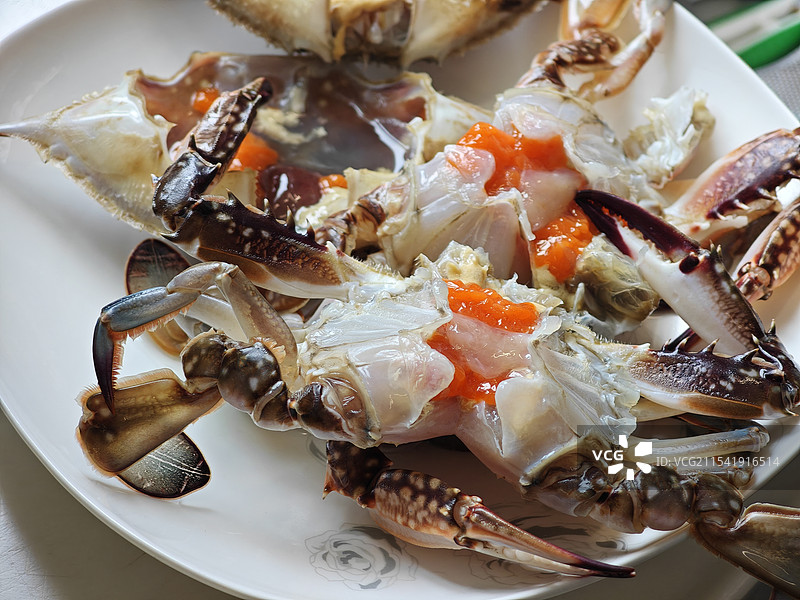 梭子蟹 肥美的梭子蟹切成块 生的蟹黄 母蟹的性腺 舟山渔场海产品 高嘌呤饮食 尿酸胆固醇升高图片素材