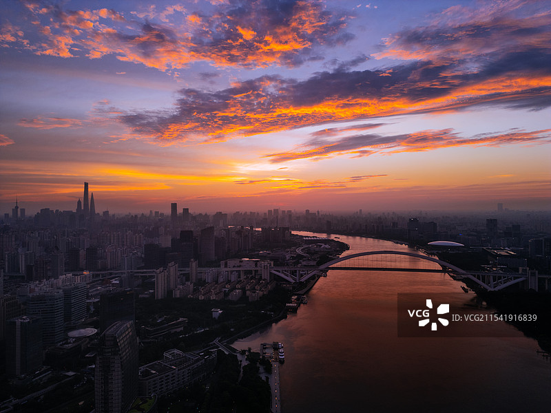 上海日出火烧云图片素材