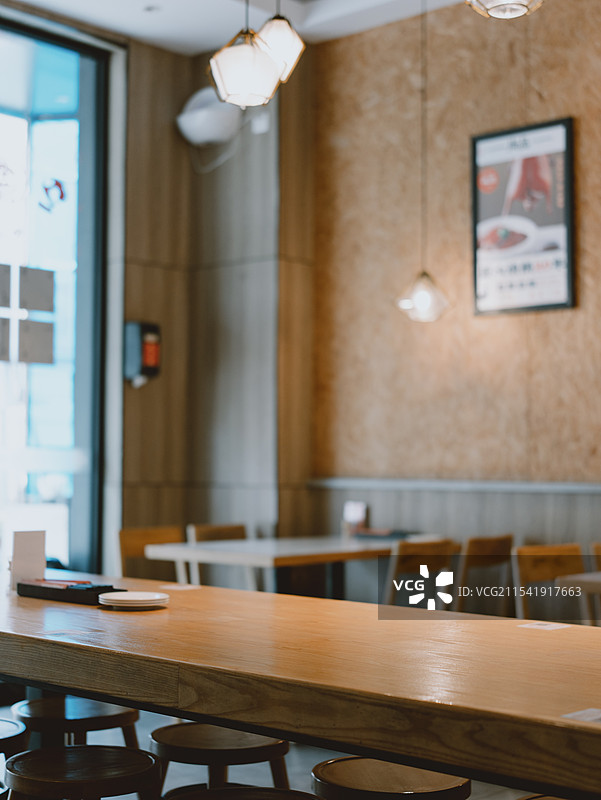 精致的中国早餐中餐厅，木制日式氛围餐桌椅图片素材