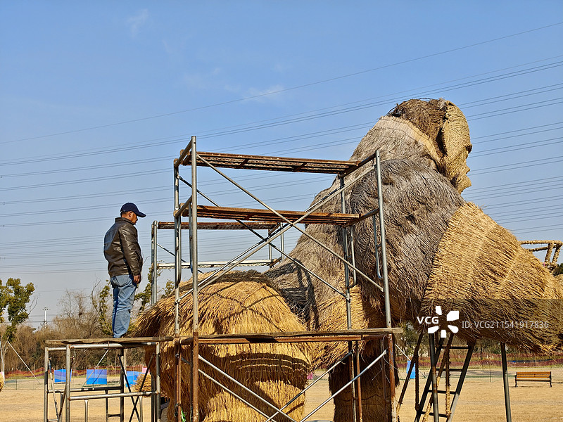稻草大猩猩的塑造现场图片素材
