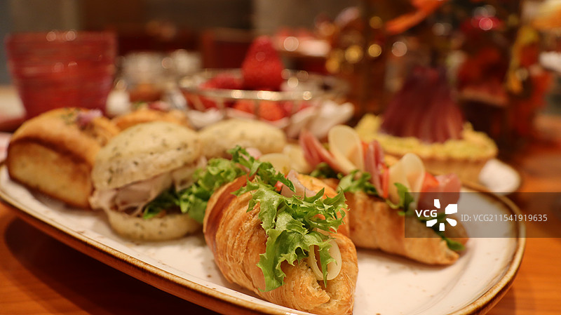 澳门官美高梅下午茶 点心 三明治和蛋糕图片素材