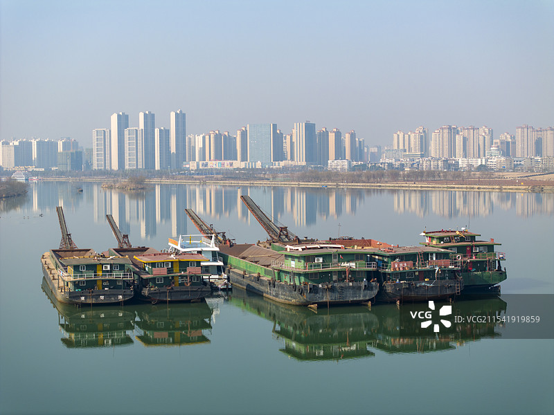 航拍汉江河流内河拉沙船运砂船舶货船空船停泊锚点图片素材