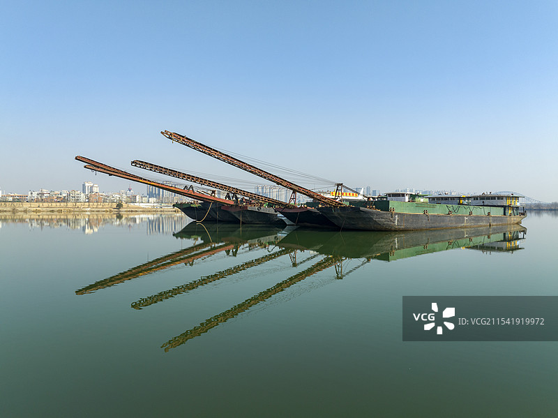 航拍汉江河流内河拉沙船运砂船舶货船空船停泊锚点图片素材