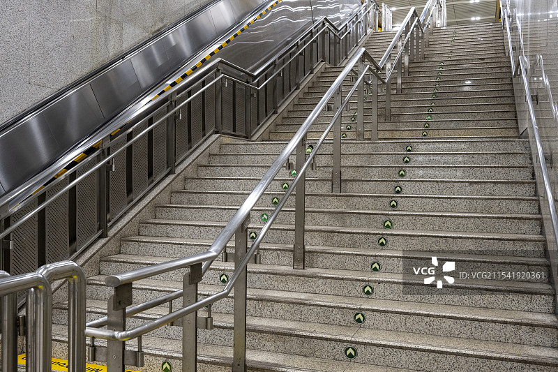 北京地铁站楼梯台阶城市建筑地下通道空间图片素材