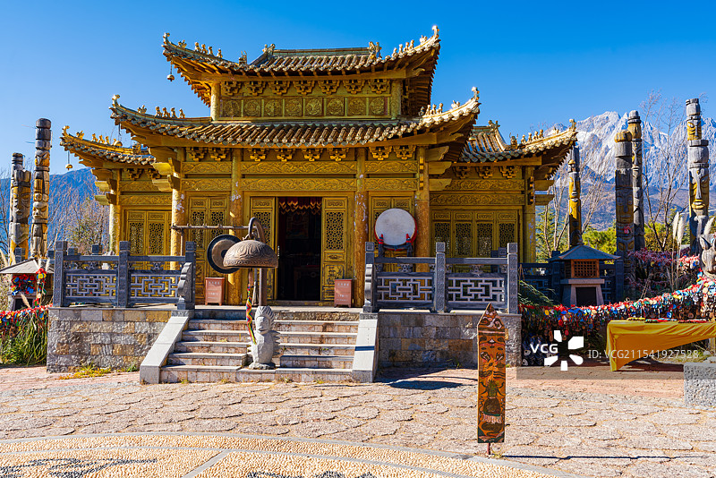 云南丽江东巴谷景区雪山祭坛图片素材