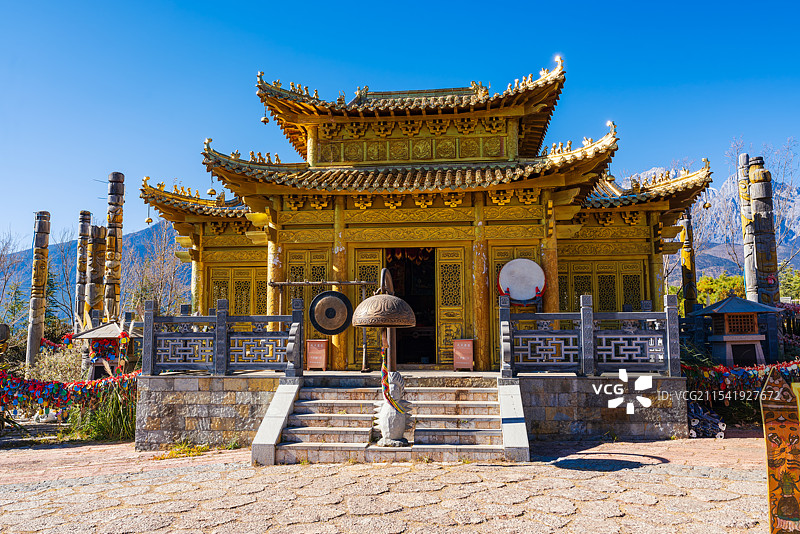 云南丽江东巴谷景区雪山祭坛图片素材