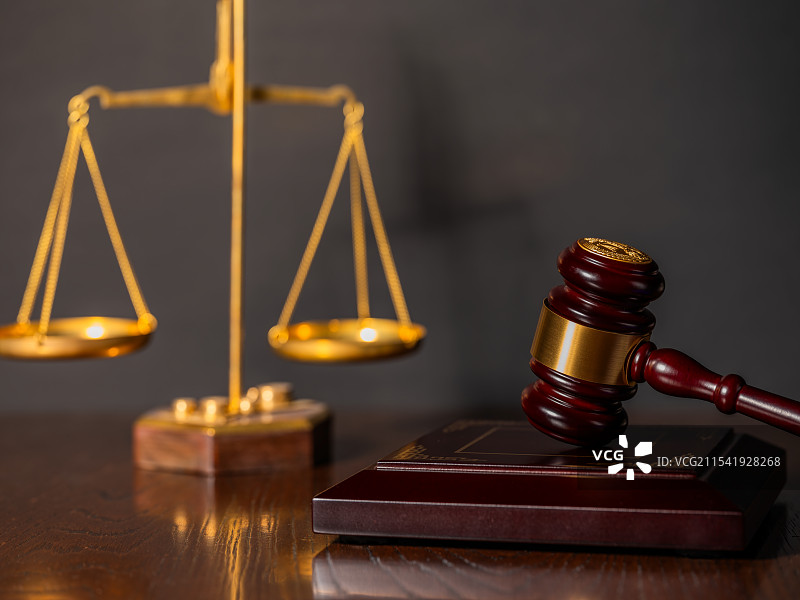 法槌、天平与暗调背景图片素材
